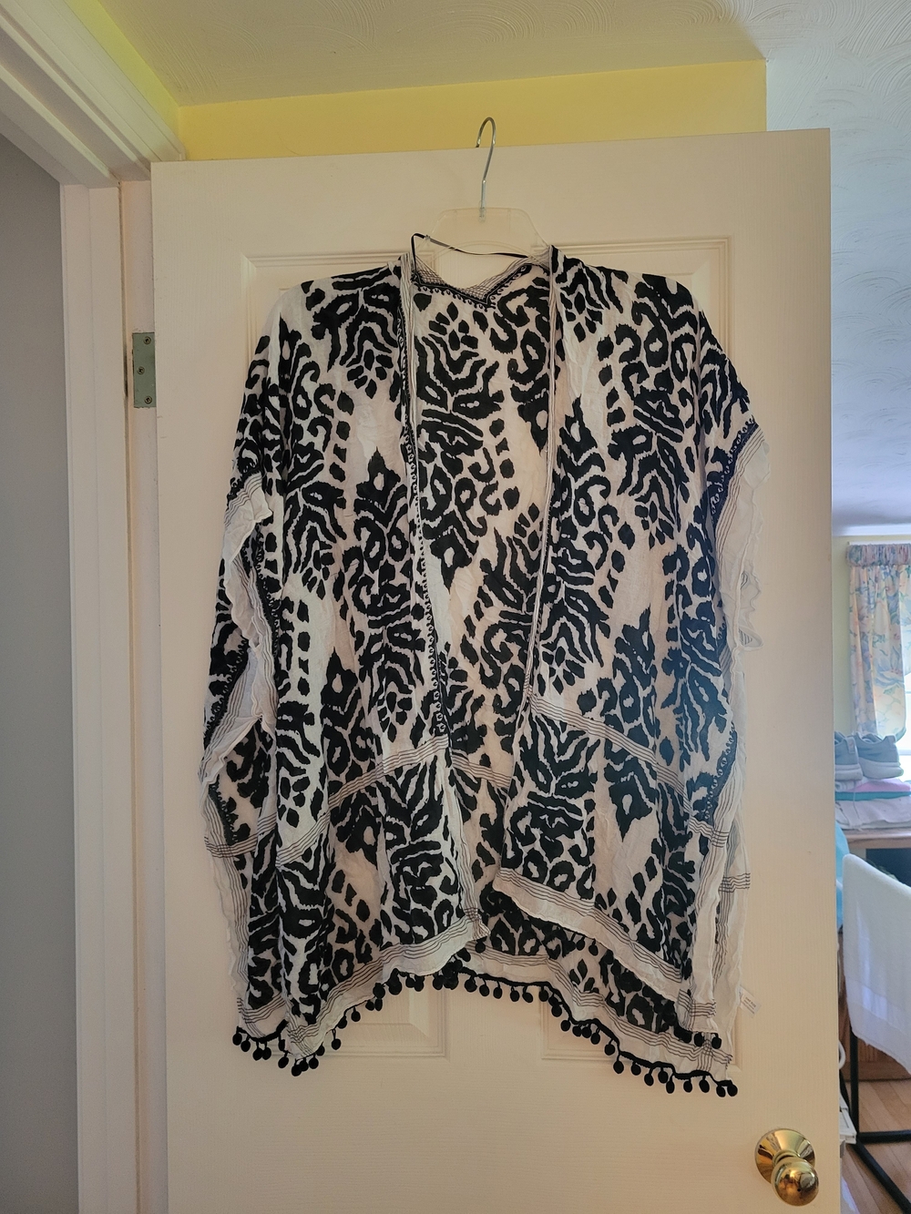 Black & White Printed Open-Front Women's Sweater Kimono